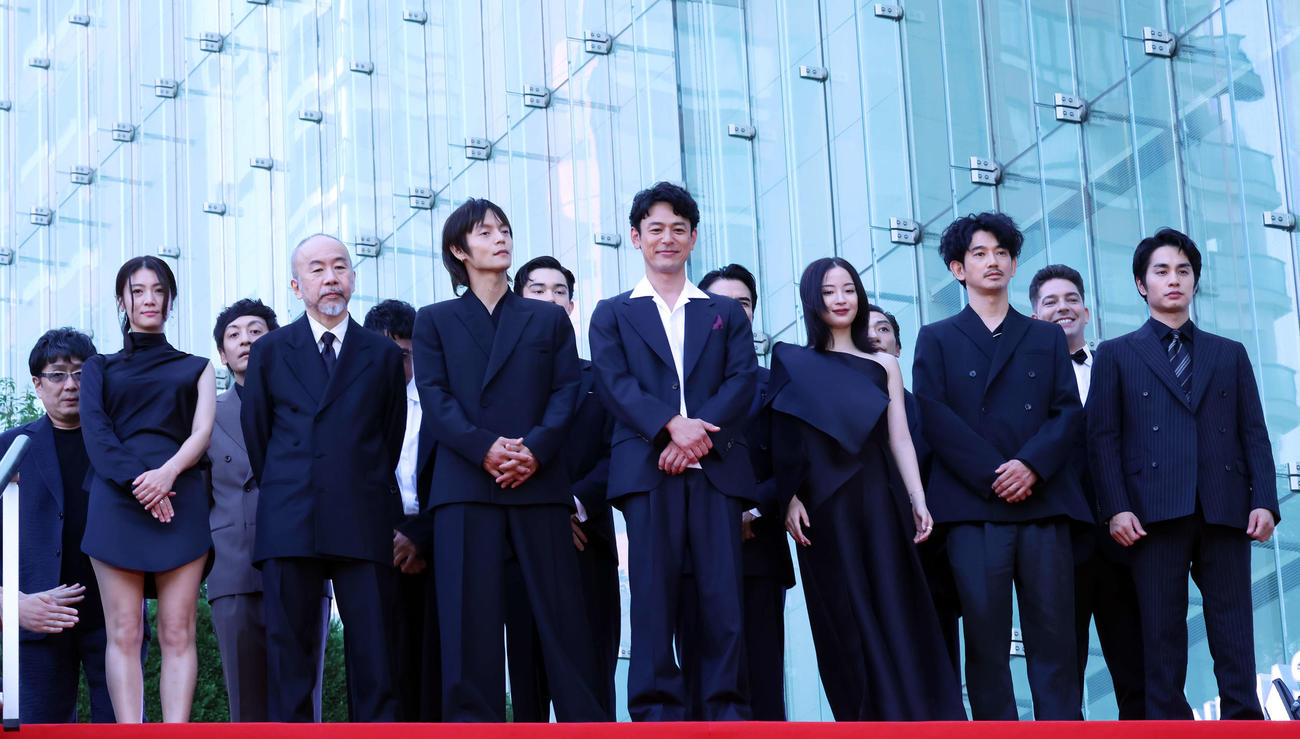 映画「宝島」東京プレミア　レッドカーペットイベントに登壇し、整列したキャスト。前列左から瀧内公美、塚本晋也、窪田正孝、妻夫木聡、広瀬すず、永山瑛太、中村蒼（撮影・山本朝陽）