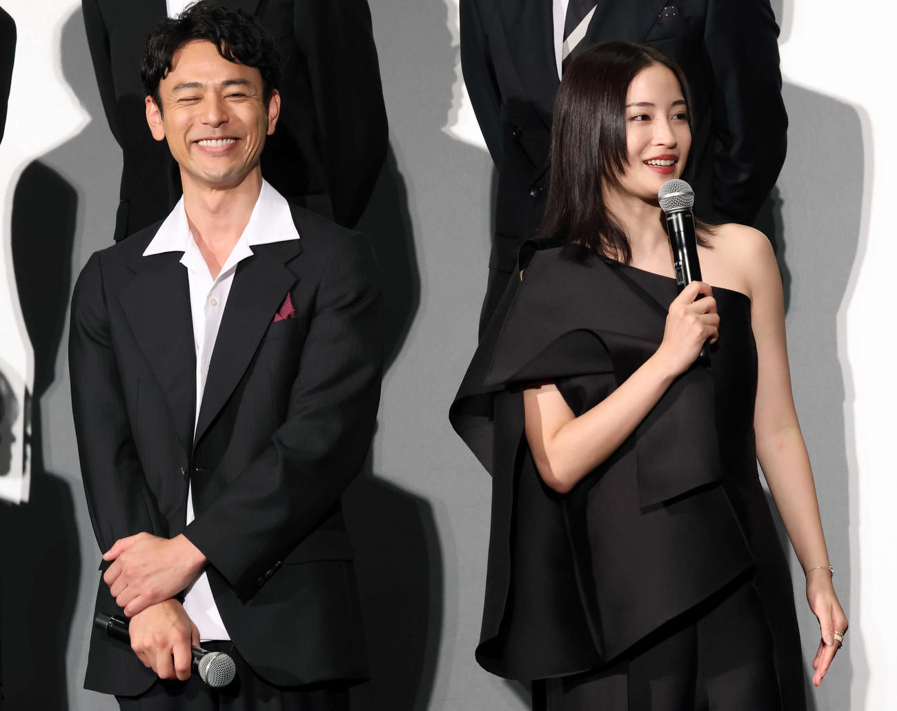 映画「宝島」東京プレミア　舞台あいさつに登壇し、笑顔を見せる妻夫木聡（左）と広瀬すず（撮影・山本朝陽）