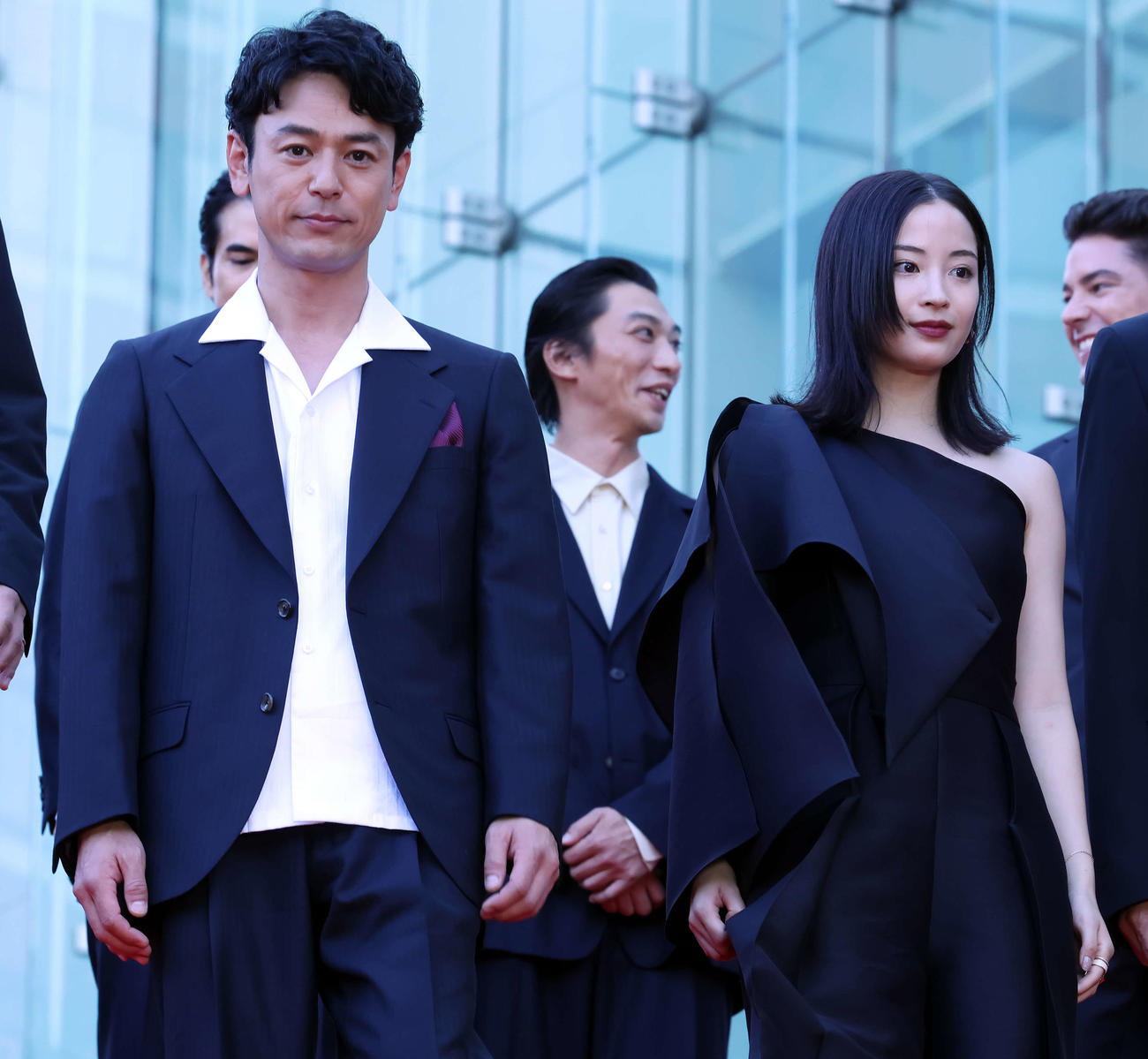 映画「宝島」東京プレミア　レッドカーペットイベントに登壇し、階段を下る妻夫木聡（左）と広瀬すず（撮影・山本朝陽）