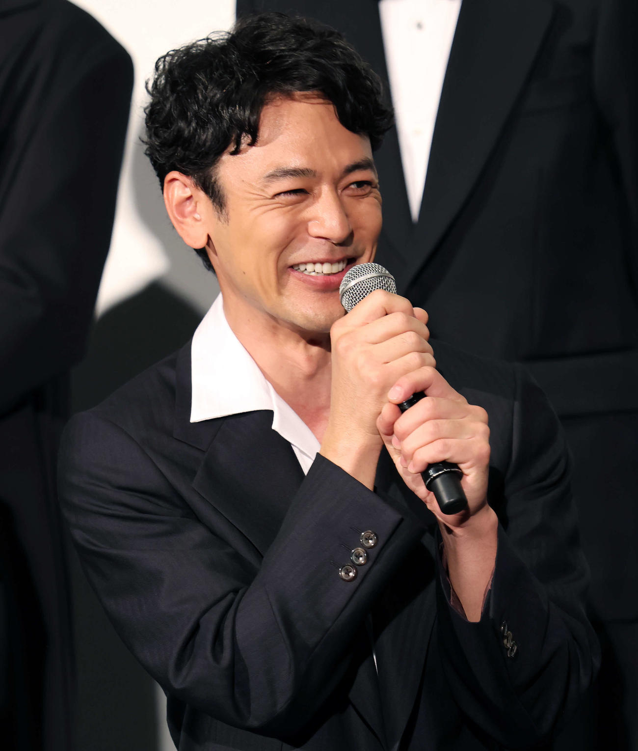 映画「宝島」東京プレミア　舞台あいさつに登壇し、笑顔で話す妻夫木聡（撮影・山本朝陽）