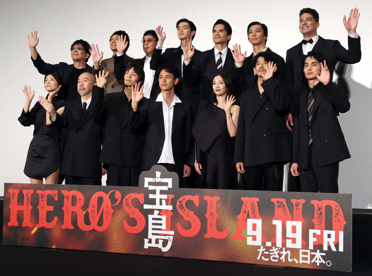 映画「宝島」東京プレミア　舞台あいさつに登壇し、フォトセッションを行ったキャスト。前列左から瀧内公美、塚本晋也、窪田正孝、妻夫木聡、広瀬すず、永山瑛太、中村蒼、後列左から大友啓史監督、村田秀亮、木幡竜、栄莉弥、尚玄、奥野瑛太、デリック・ドーバー（撮影・山本朝陽）