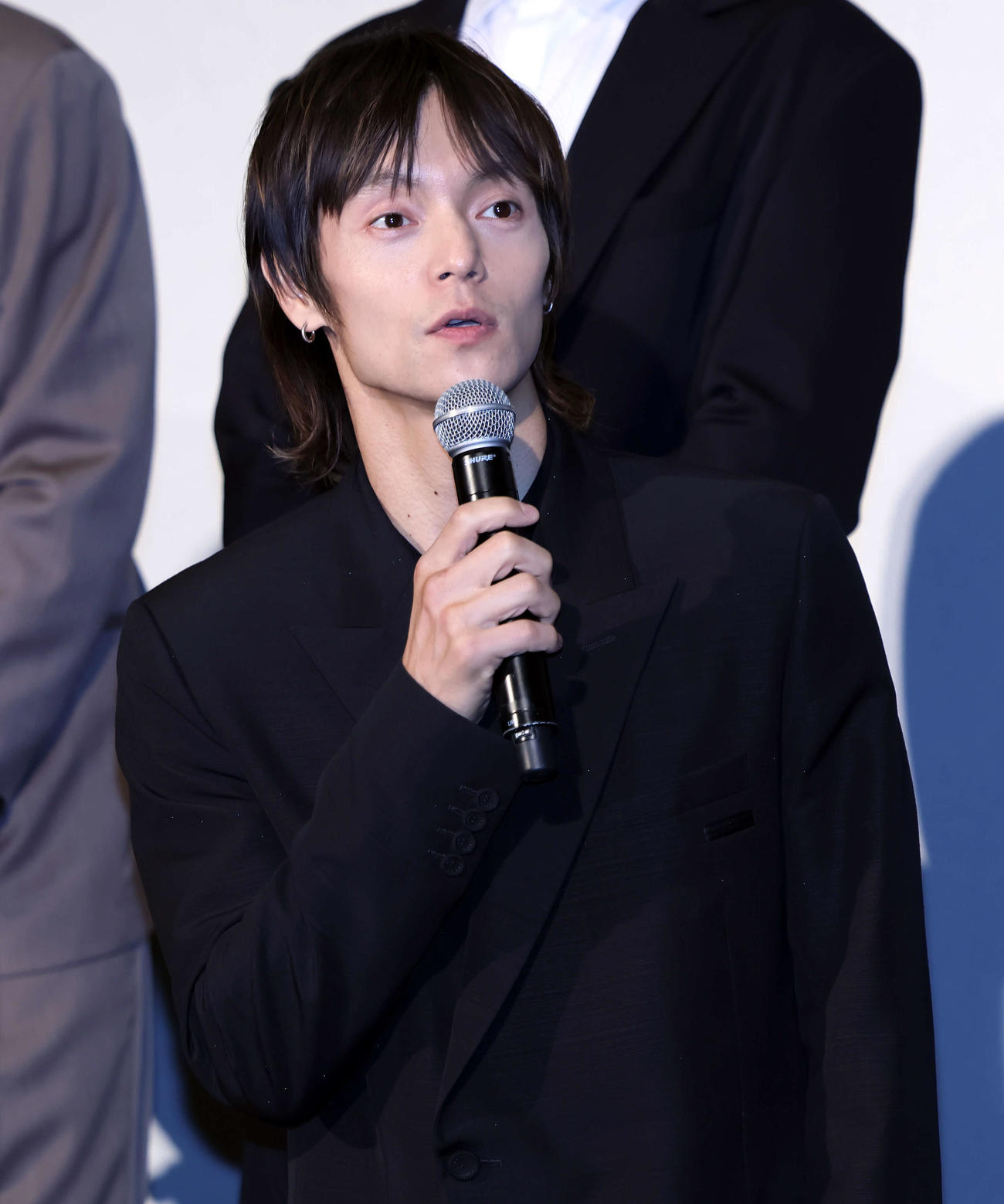 映画「宝島」東京プレミア　舞台あいさつに登壇し、話す窪田正孝（撮影・山本朝陽）