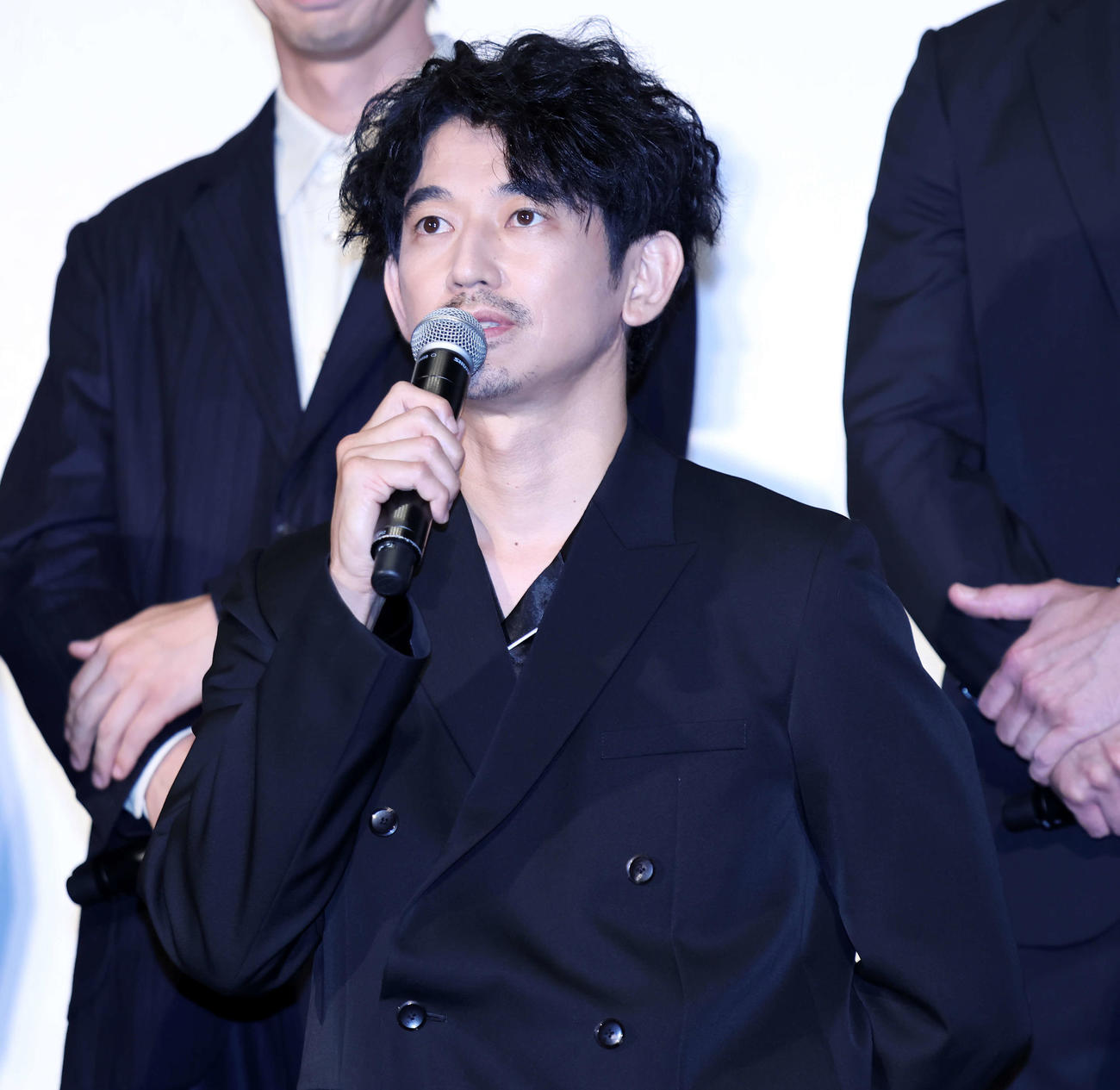 映画「宝島」東京プレミア　舞台あいさつに登壇し、話す永山瑛太（撮影・山本朝陽）