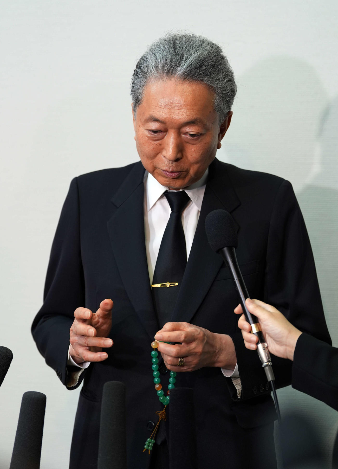 橋幸夫さんの通夜に訪れ、取材に応じた鳩山由紀夫（撮影・小島史椰）