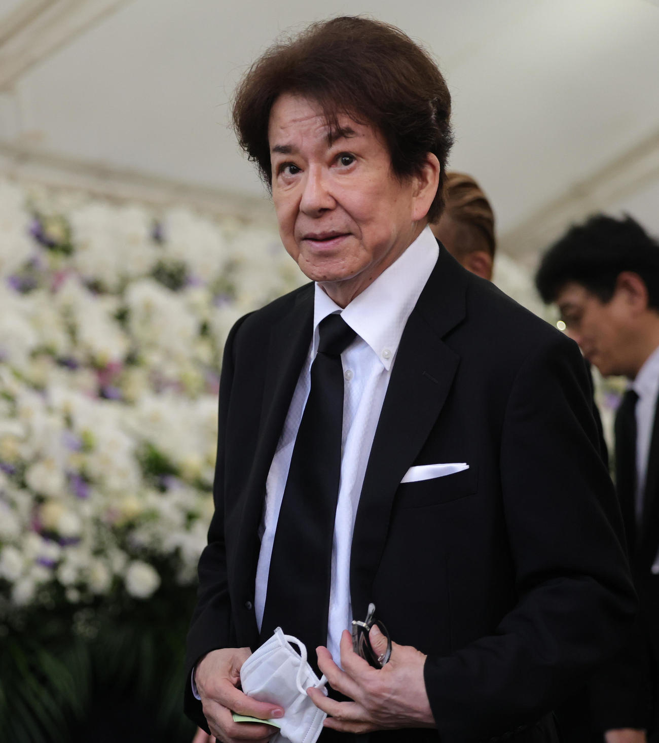 橋幸夫さんの通夜に参列した三田明（撮影・野上伸悟）