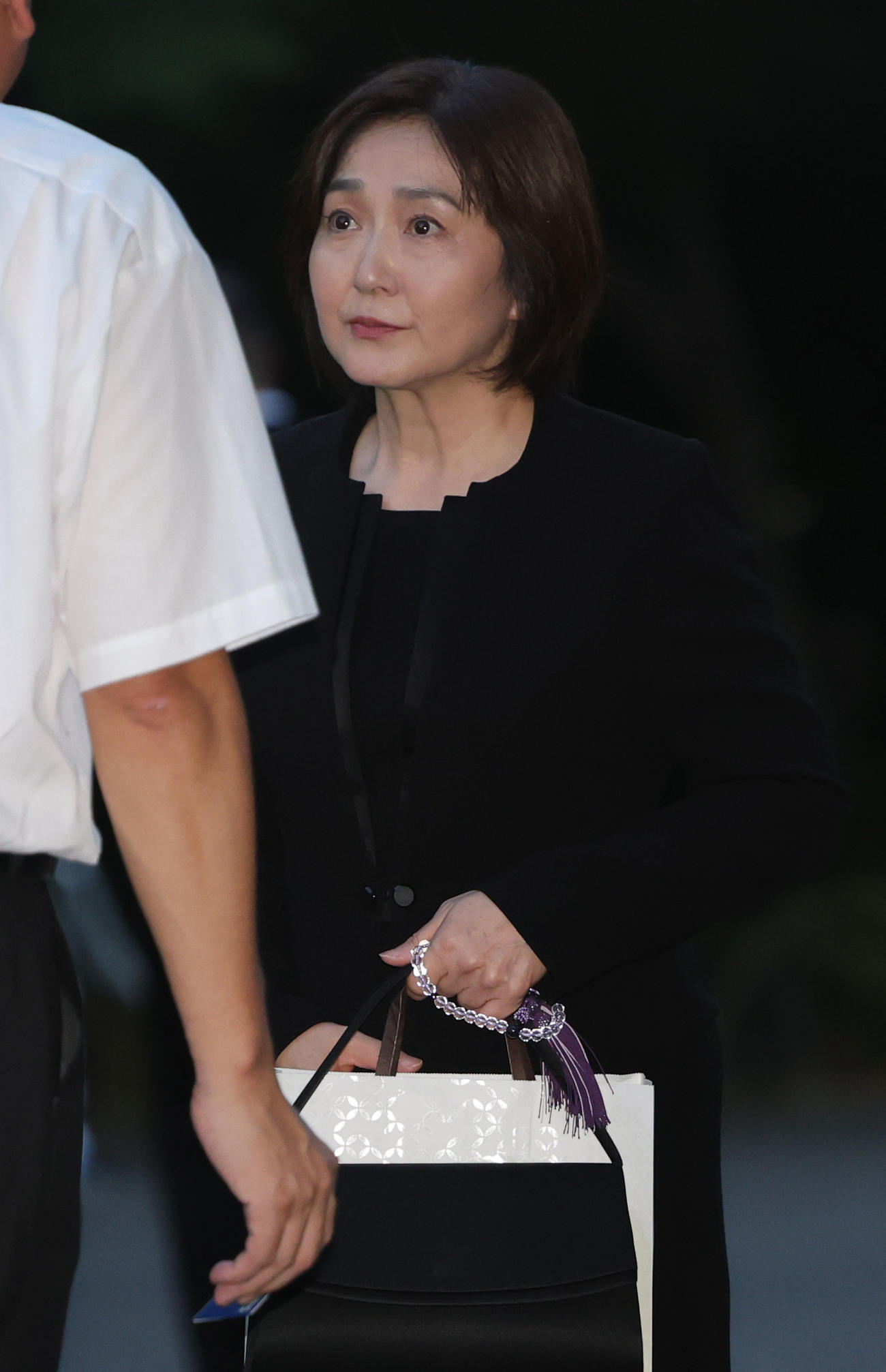 橋幸夫さんの通夜に参列した生稲晃子氏（撮影・野上伸悟）