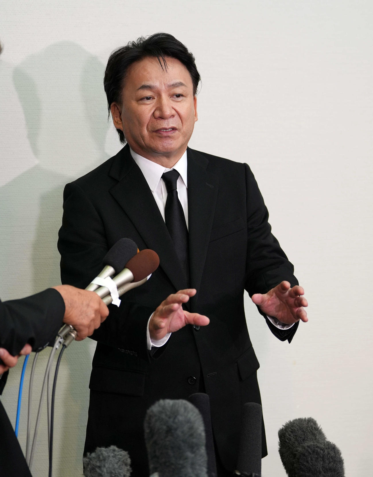 橋幸夫さんの通夜に訪れ、取材に応じた狩人の加藤高道（撮影・小島史椰）