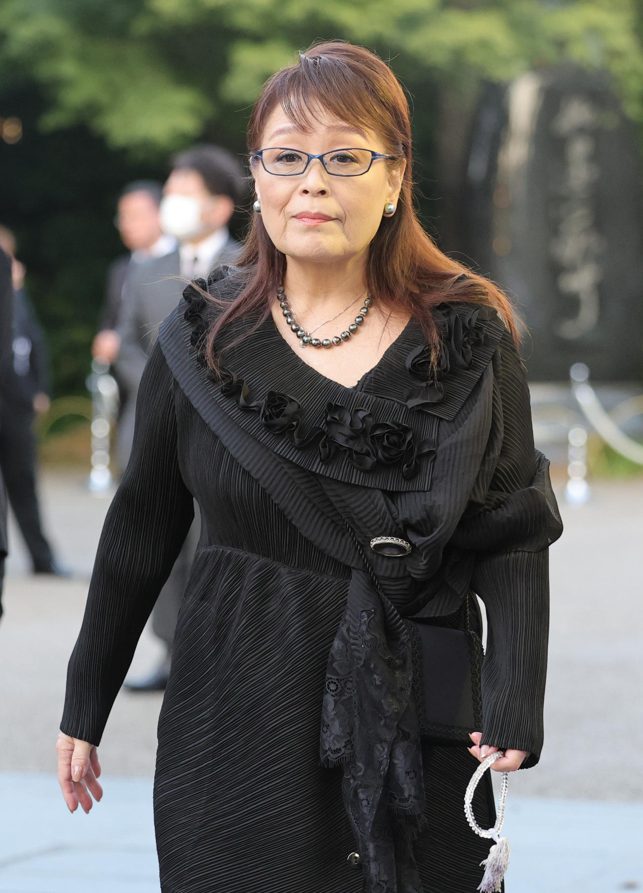 橋幸夫さんの通夜に参列した金沢明子（撮影・野上伸悟）