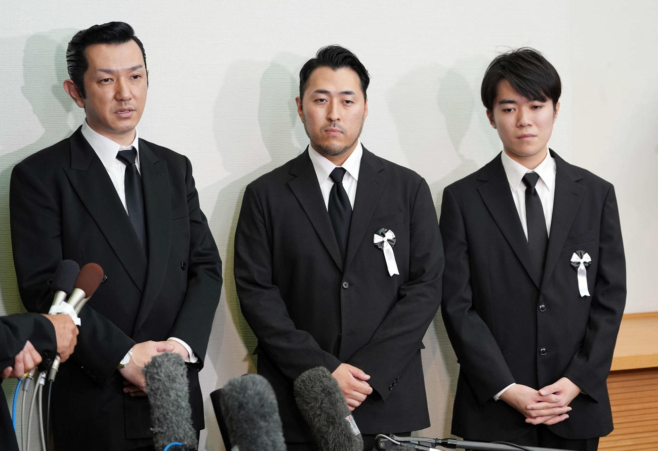 橋幸夫さんの通夜に訪れ、取材に応じた、左から二代目橋幸夫yH2の小牧勇太、進公平、徳岡純平（撮影・小島史椰）