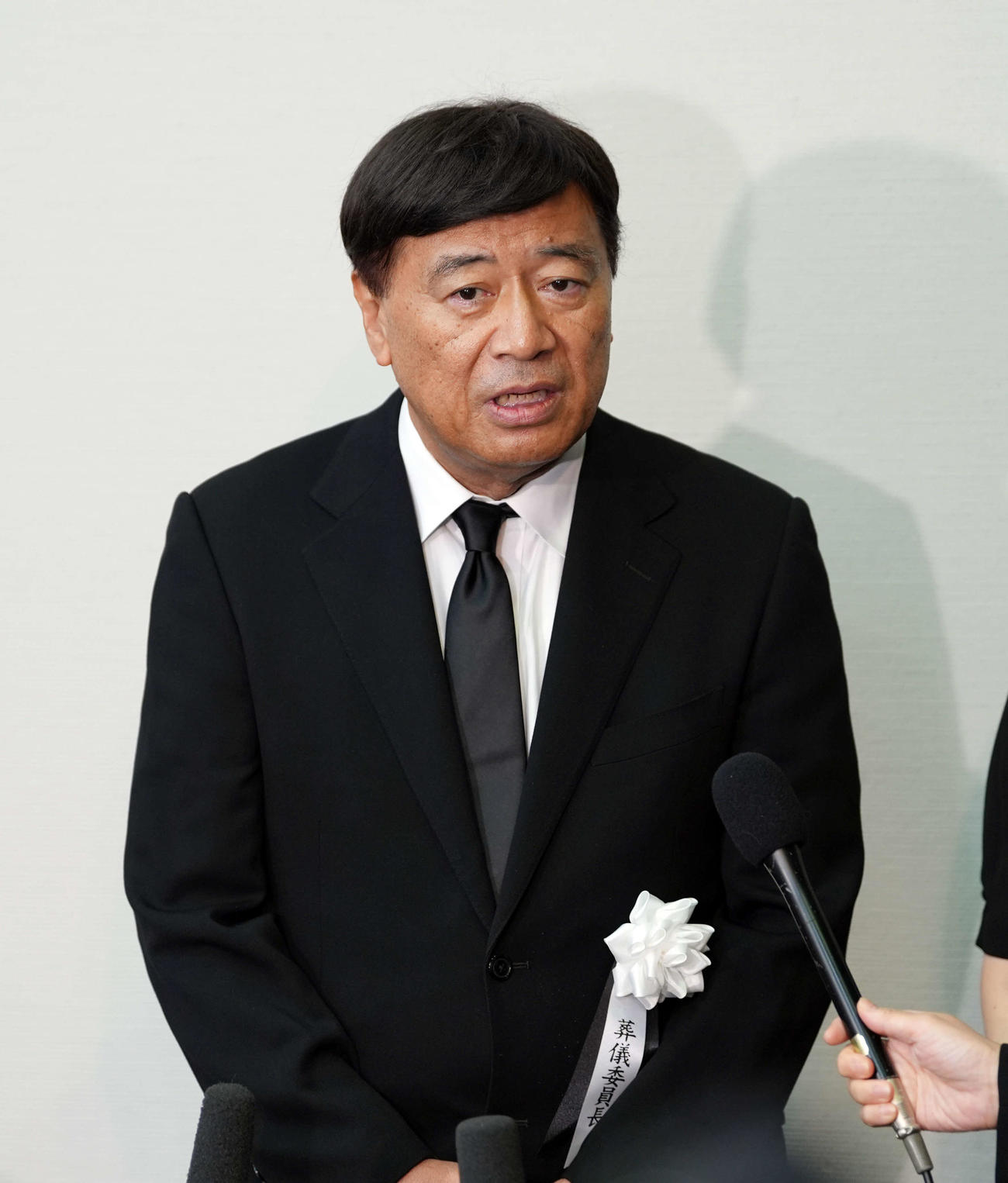 橋幸夫さんの葬儀委員長を務め、取材に応じた夢グループの石田重廣社長（撮影・小島史椰）