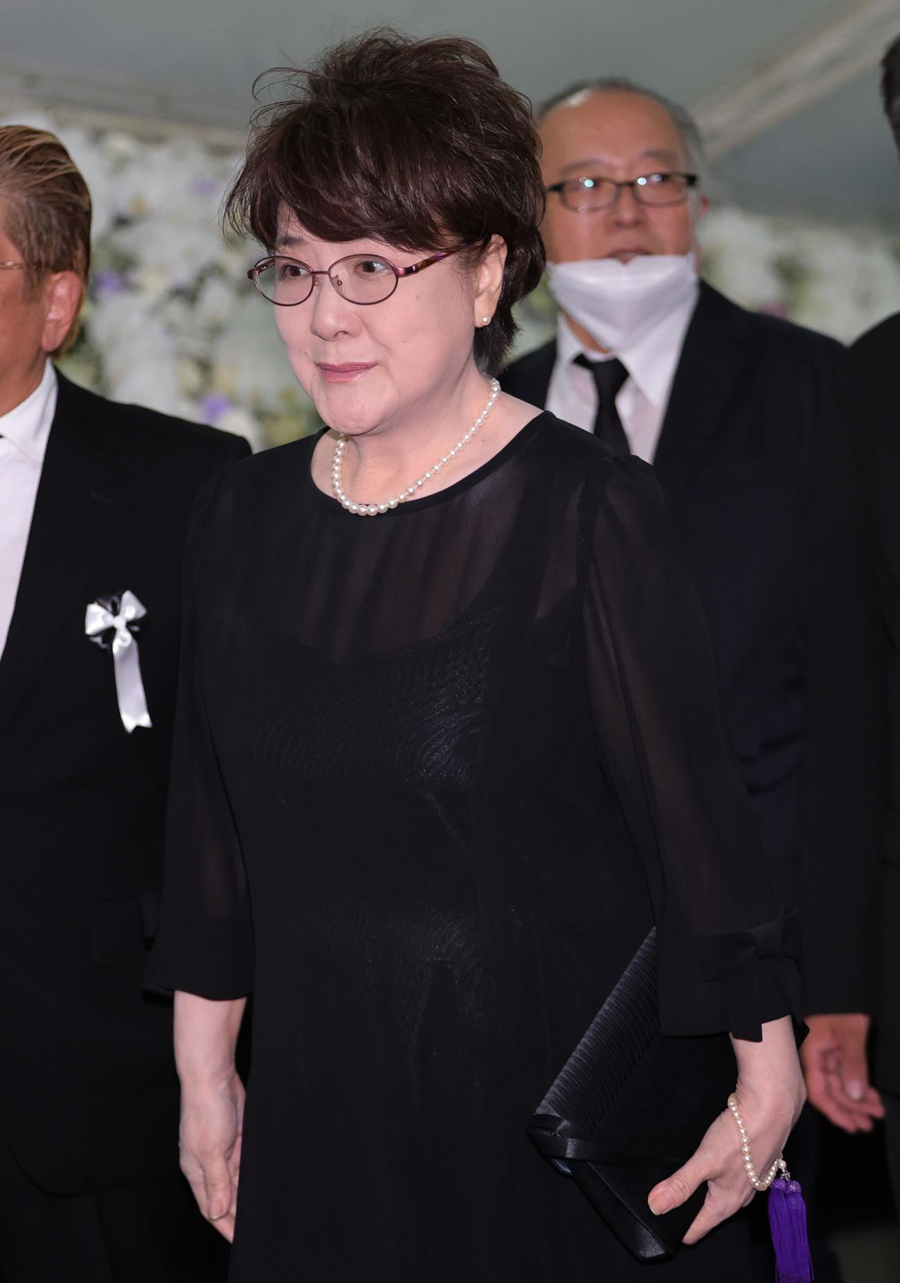 橋幸夫さんの通夜に参列した川中美幸（撮影・野上伸悟）
