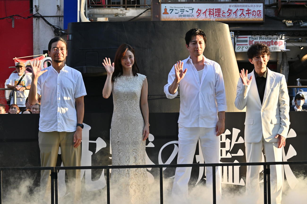 映画「沈黙の艦隊　北極海大海戦」の大阪・道頓堀イベントに登場した左から吉野耕平監督、上戸彩、大沢たかお、津田健次郎（撮影・松浦隆司）