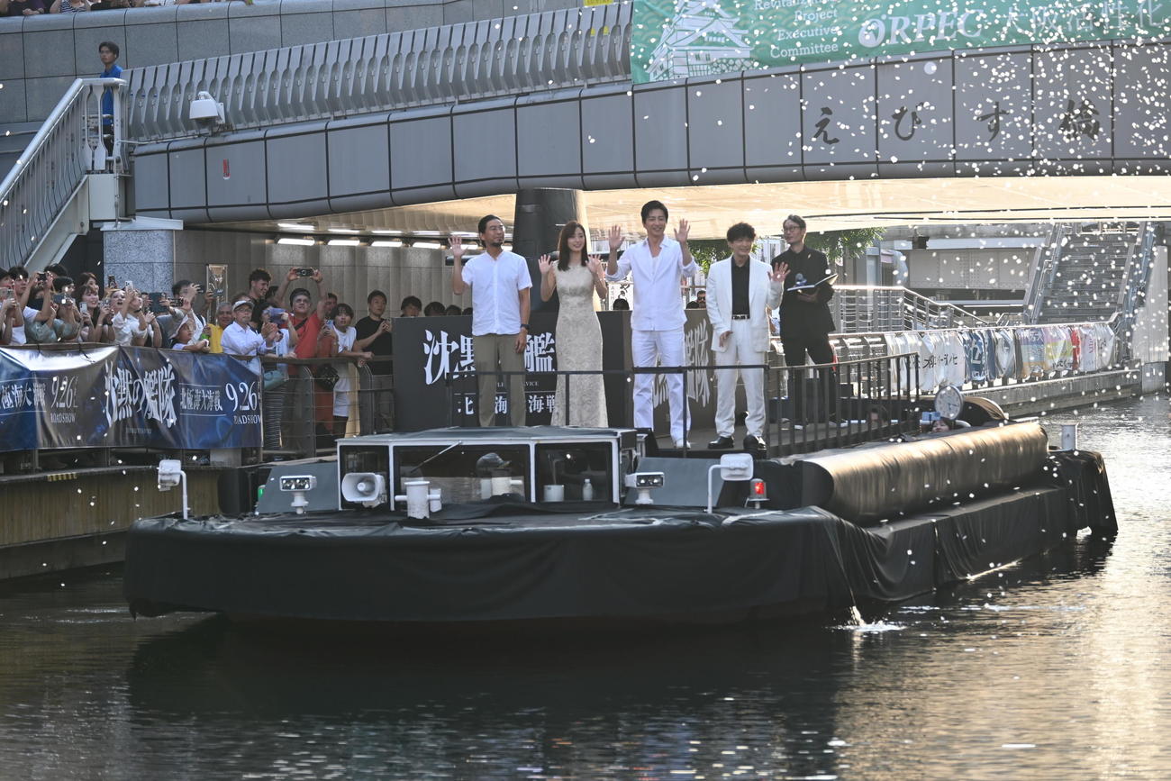 映画「沈黙の艦隊　北極海大海戦」の大阪・道頓堀イベントに登場した左から吉野耕平監督、上戸彩、大沢たかお、津田健次郎（撮影・松浦隆司）