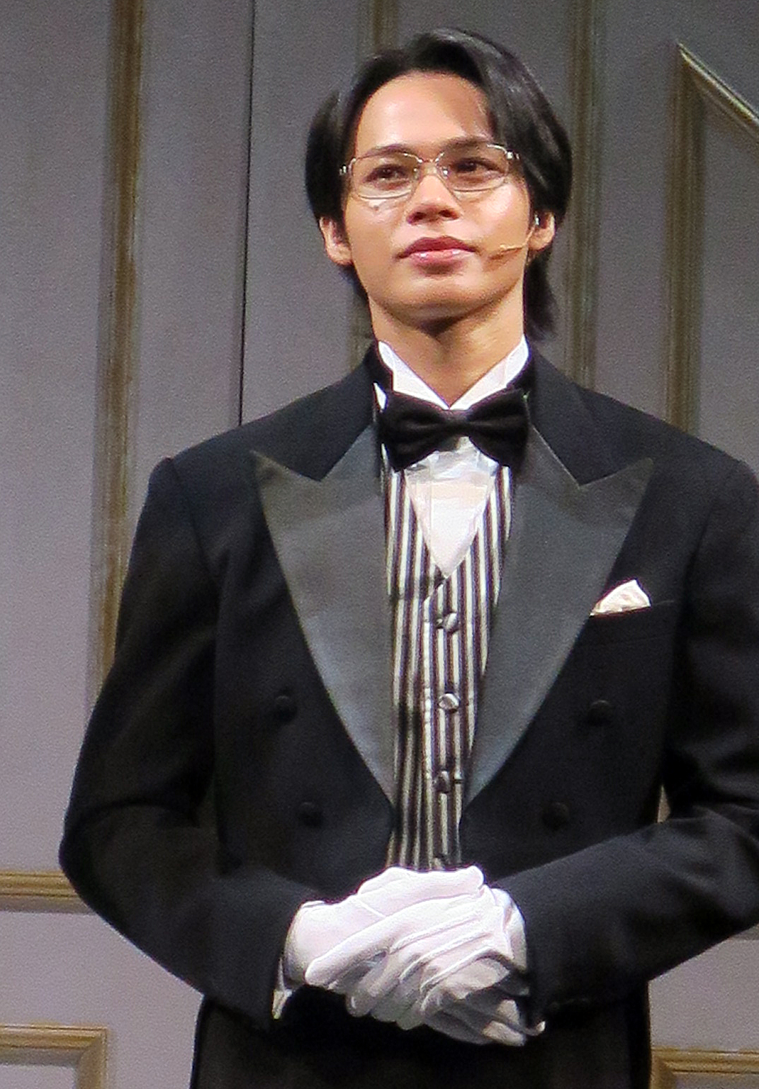 主演音楽劇「謎解きはディナーのあとで」初日会見に登場した上田竜也
