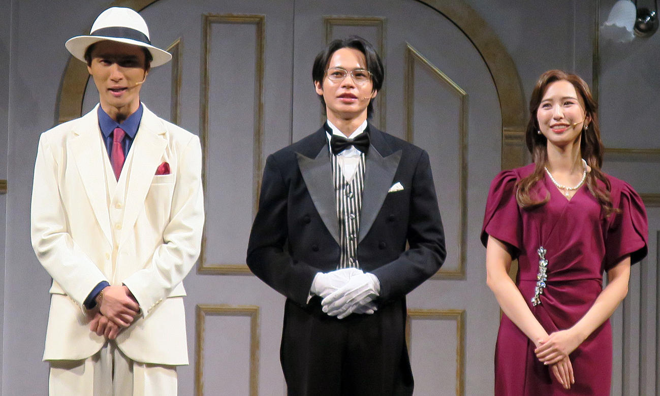 音楽劇「謎解きはディナーのあとで」初日会見で。左から、橋本良亮、上田竜也、玉井詩織