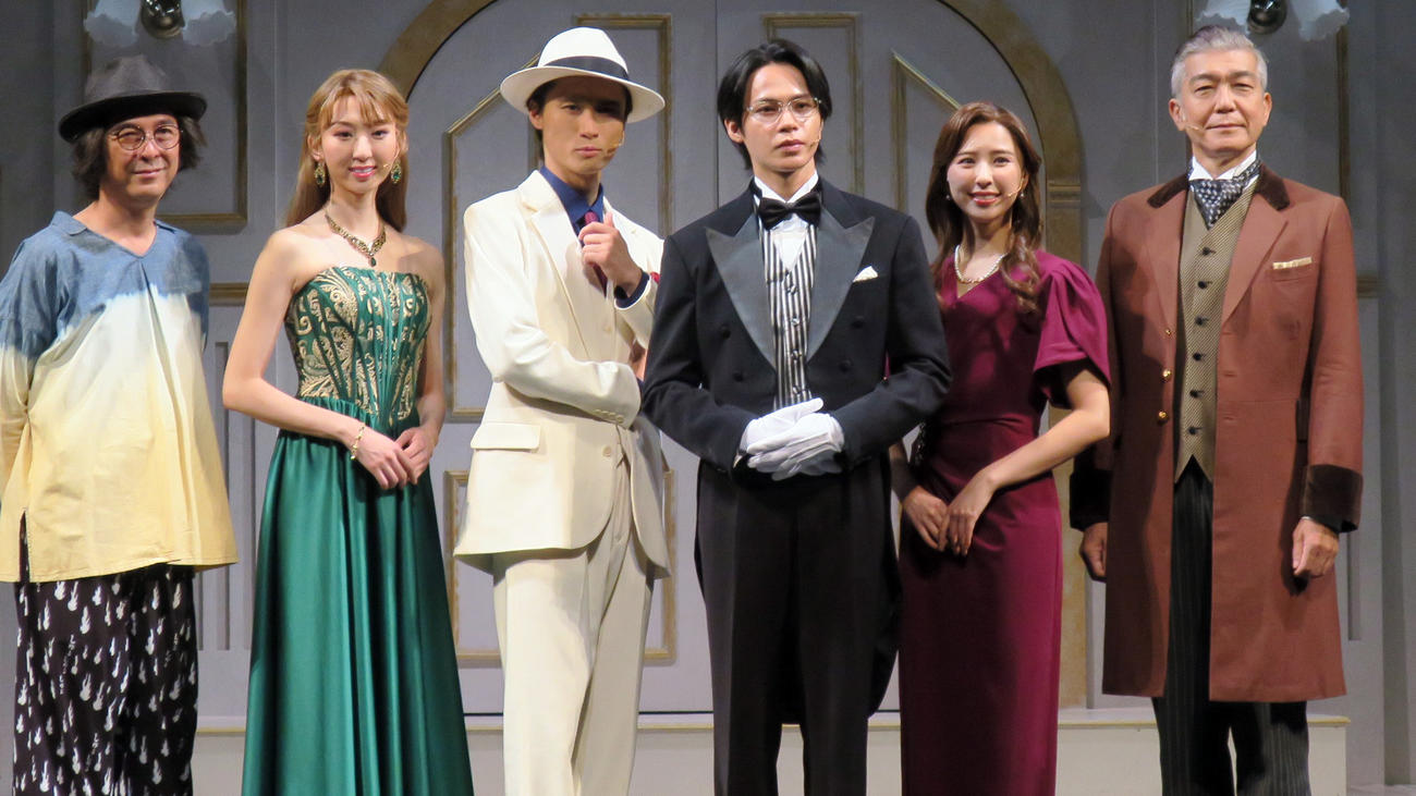 音楽劇「謎解きはディナーのあとで」初日会見で。左から、演出河原雅彦氏、凪七瑠海、橋本良亮、上田竜也、玉井詩織、大澄賢也
