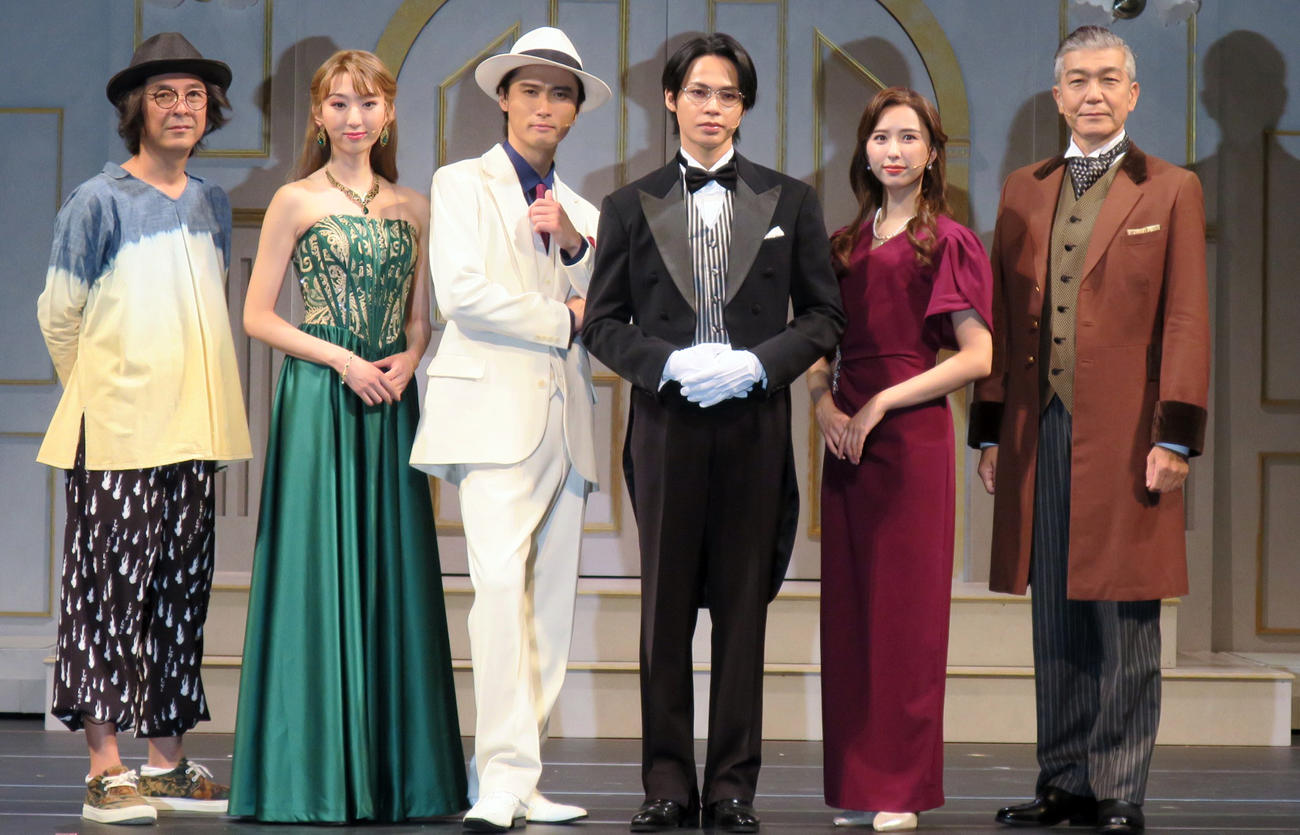 音楽劇「謎解きはディナーのあとで」初日会見で。左から、演出河原雅彦氏、凪七瑠海、橋本良亮、上田竜也、玉井詩織、大澄賢也