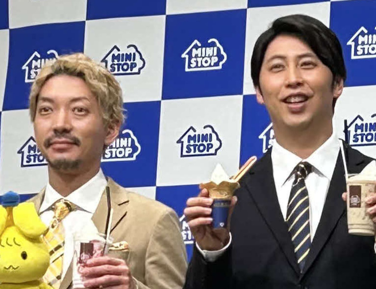 ニューヨークの嶋佐和也（左）と屋敷裕政