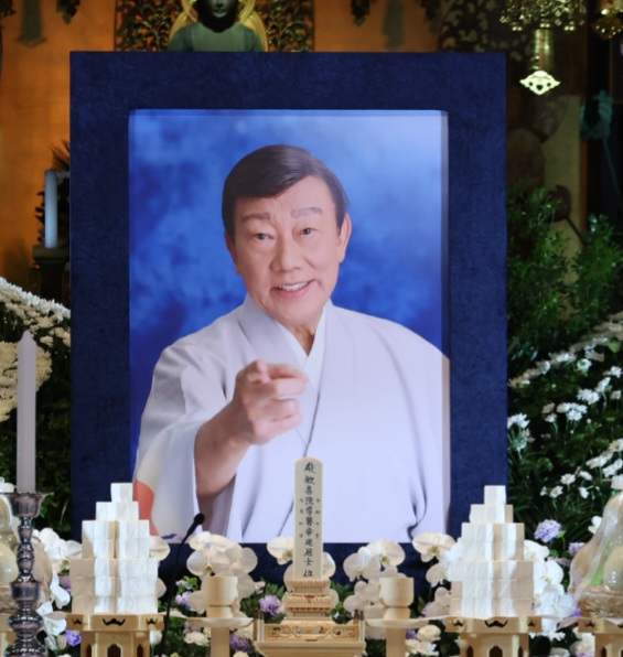 橋幸夫さんの遺影（撮影・山本朝陽）
