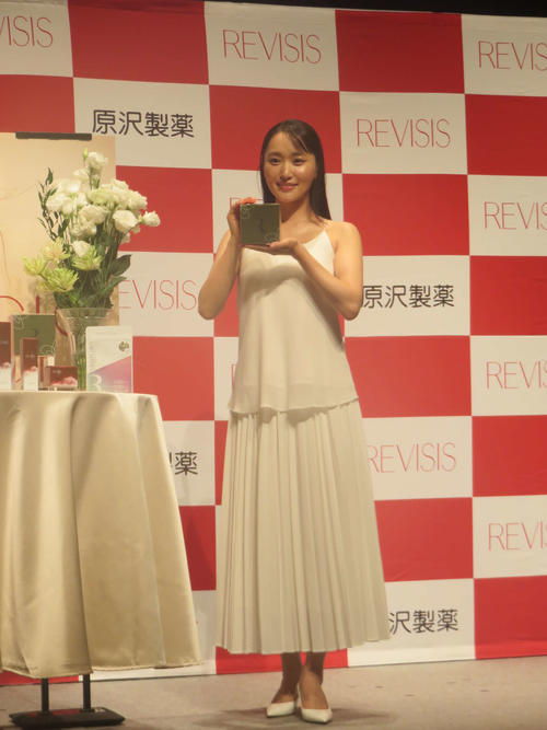 元欅坂48菅井友香が化粧品ブランド「リバイシス」のキャラクター「お肌