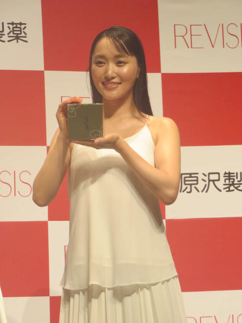 元欅坂48菅井友香が化粧品ブランド「リバイシス」のキャラクター「お肌