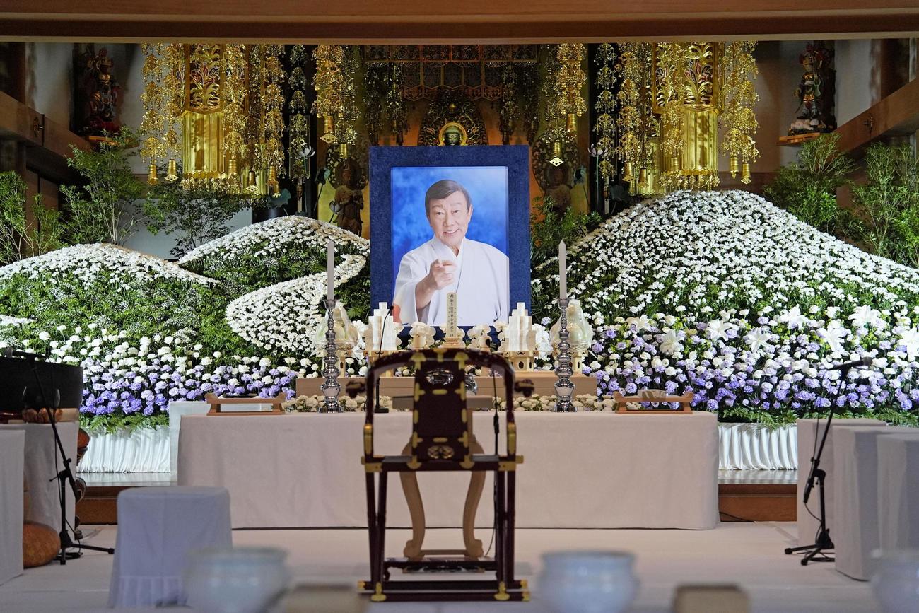 告別式の祭壇に飾られた橋幸夫さんの遺影（共同）