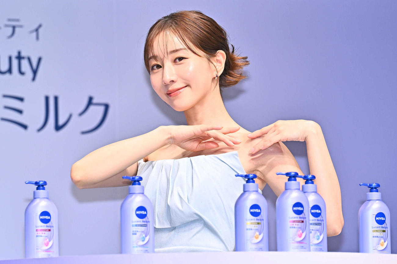 デコルテに美容液を塗るポーズをする田中みな実（撮影・滝沢徹郎）