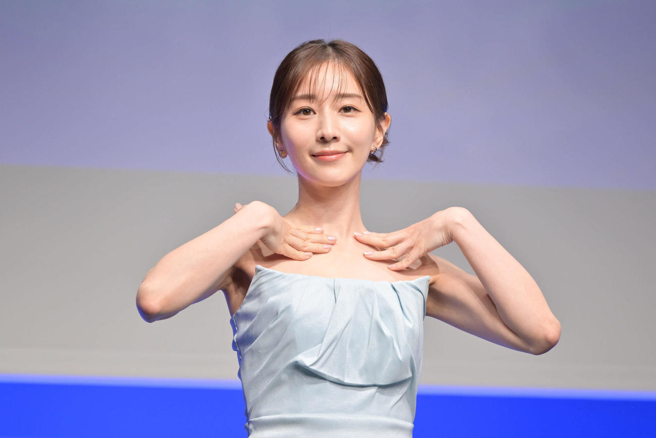 美容液をデコルテに塗る田中みな実（撮影・滝沢徹郎）