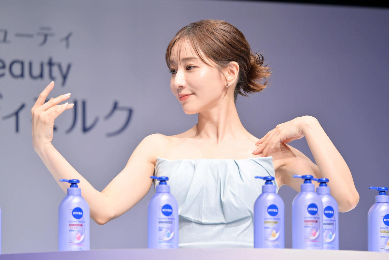 デコルテに美容液を塗るポーズをする田中みな実（撮影・滝沢徹郎）