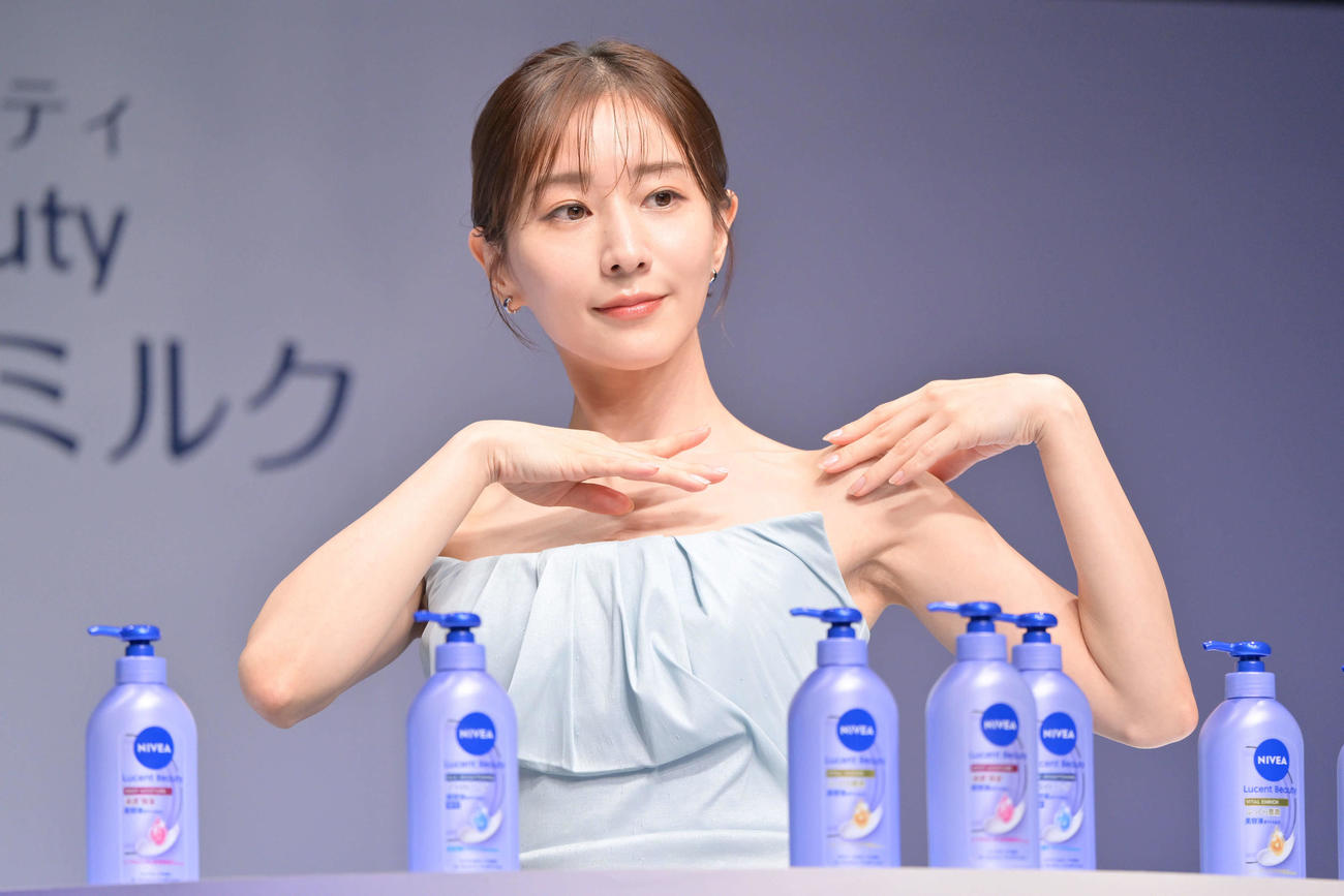 デコルテに美容液を塗るポーズをする田中みな実（撮影・滝沢徹郎）