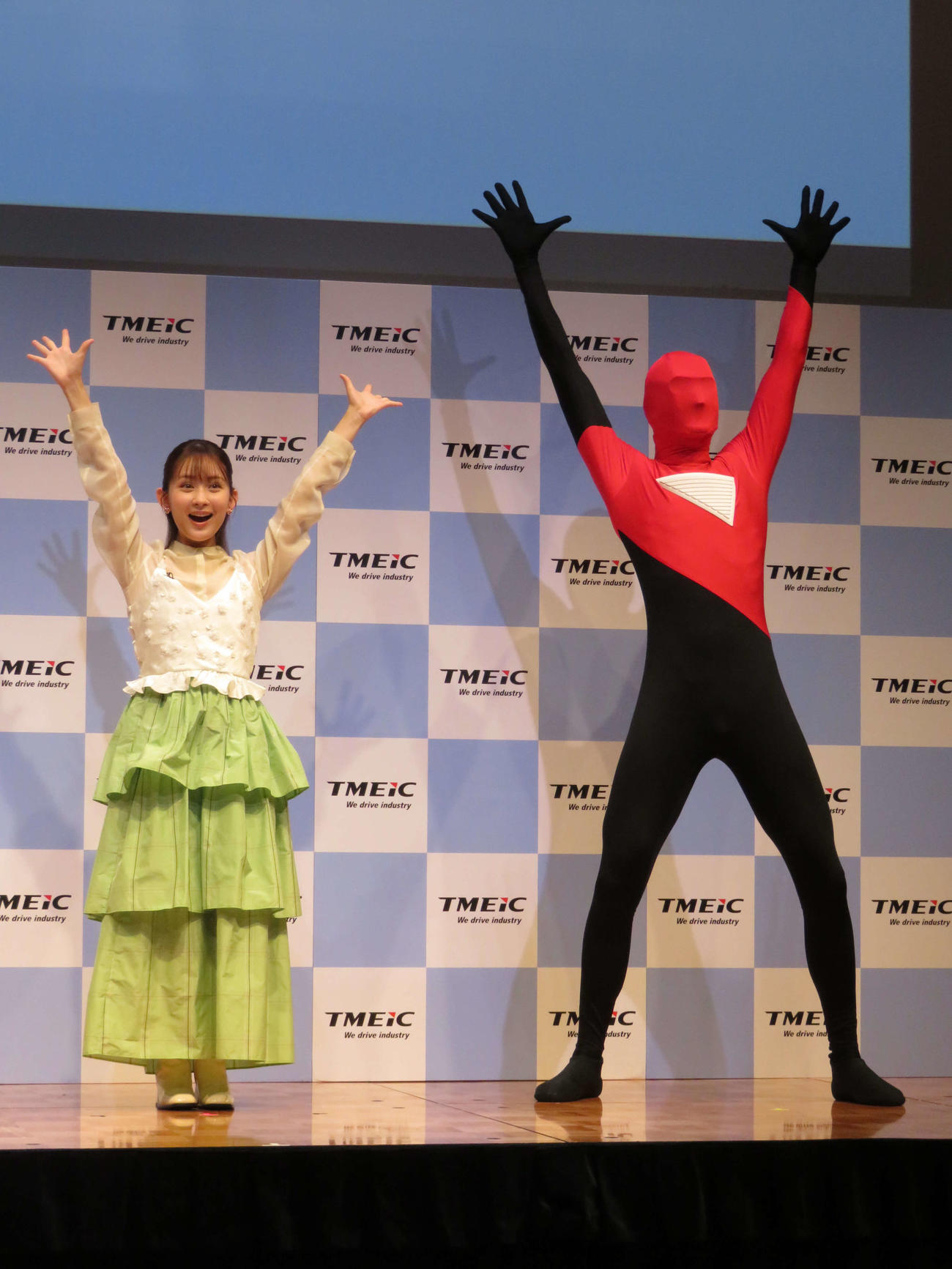 TMEIC新CMメディア発表会でTMEICマンとポーズ合わせゲームをする畑芽育（撮影・村上幸将）