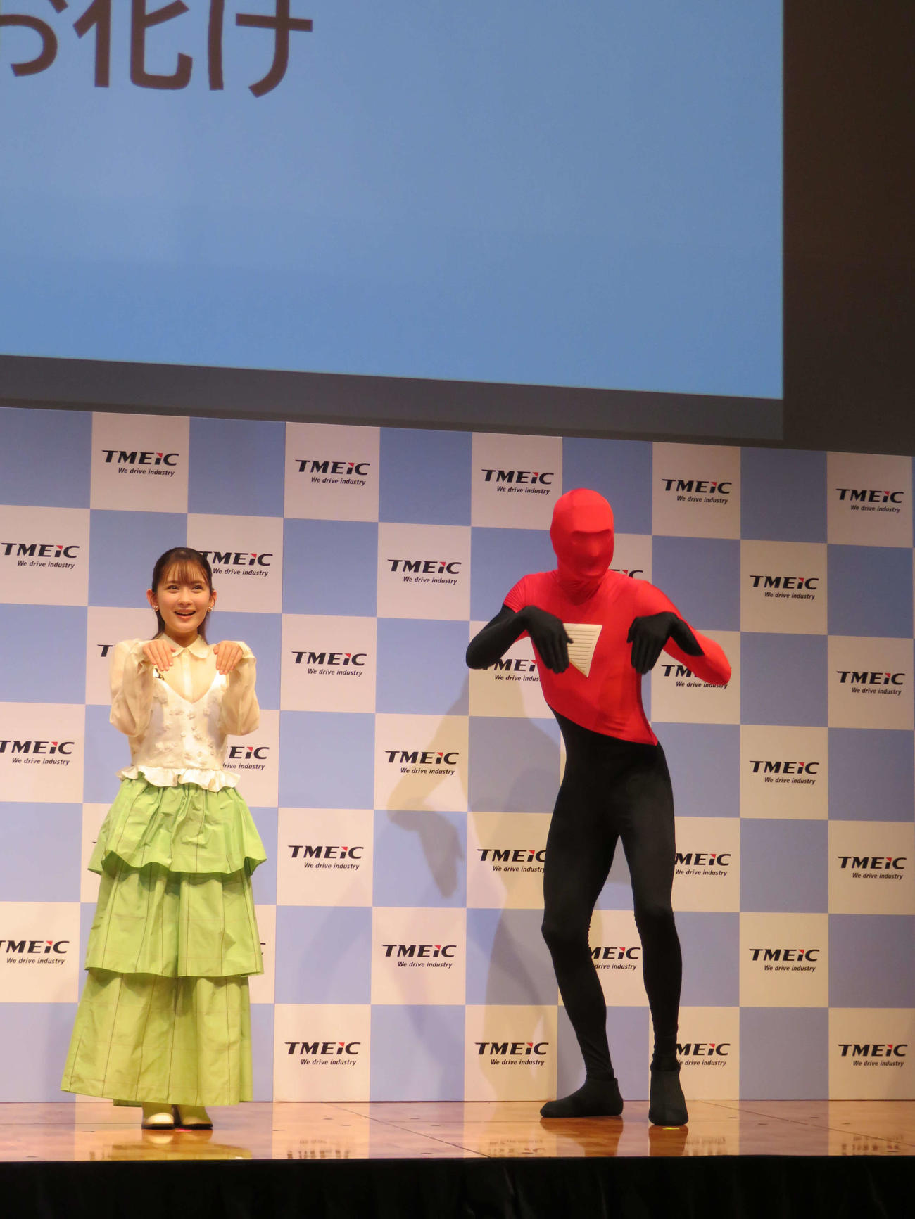 TMEIC新CMメディア発表会でTMEICマンとポーズ合わせゲームをする畑芽育（撮影・村上幸将）
