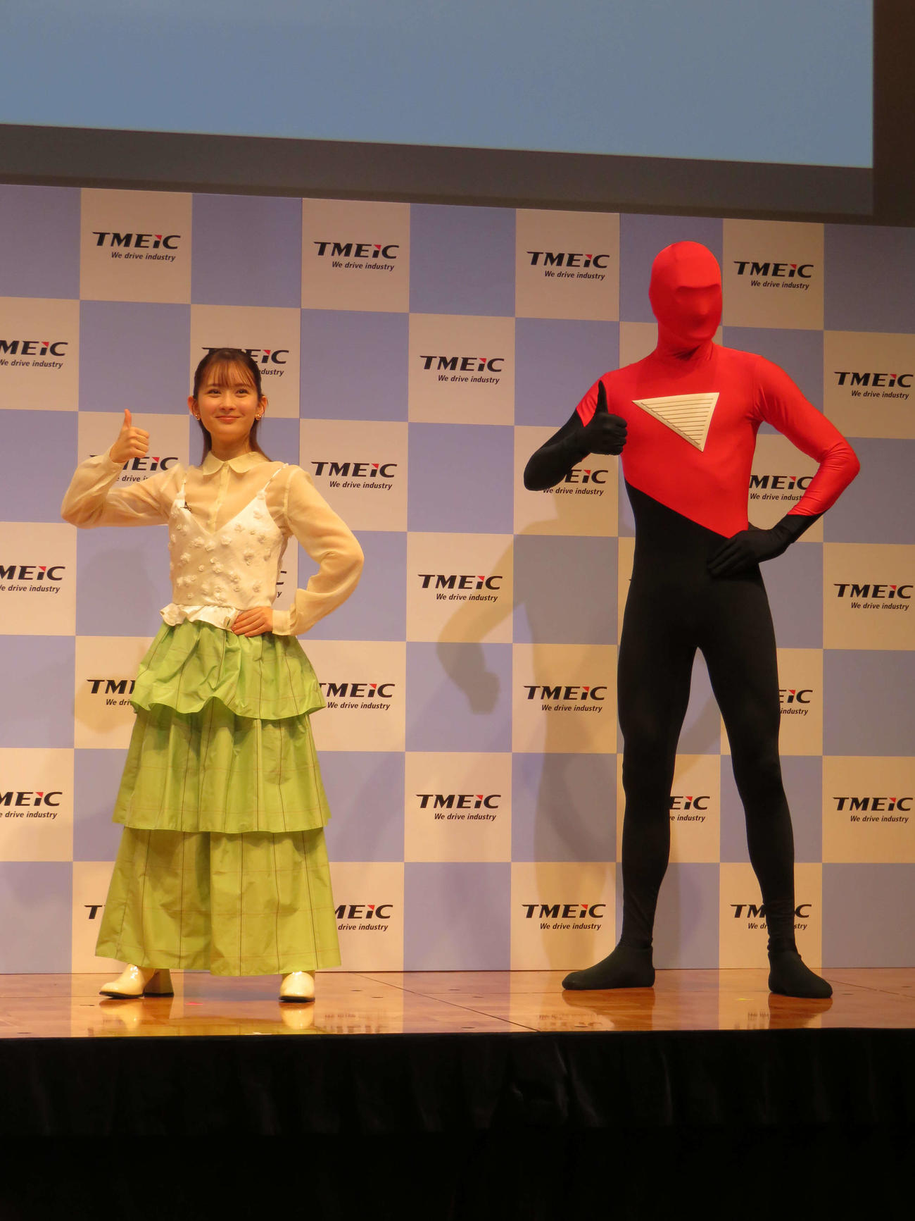 TMEIC新CMメディア発表会でTMEICマンとポーズ合わせゲームをする畑芽育（撮影・村上幸将）
