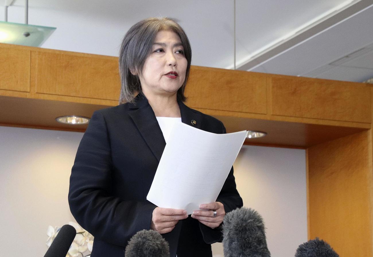 静岡県伊東市議会を解散し、記者団の取材に応じる田久保真紀市長（共同）