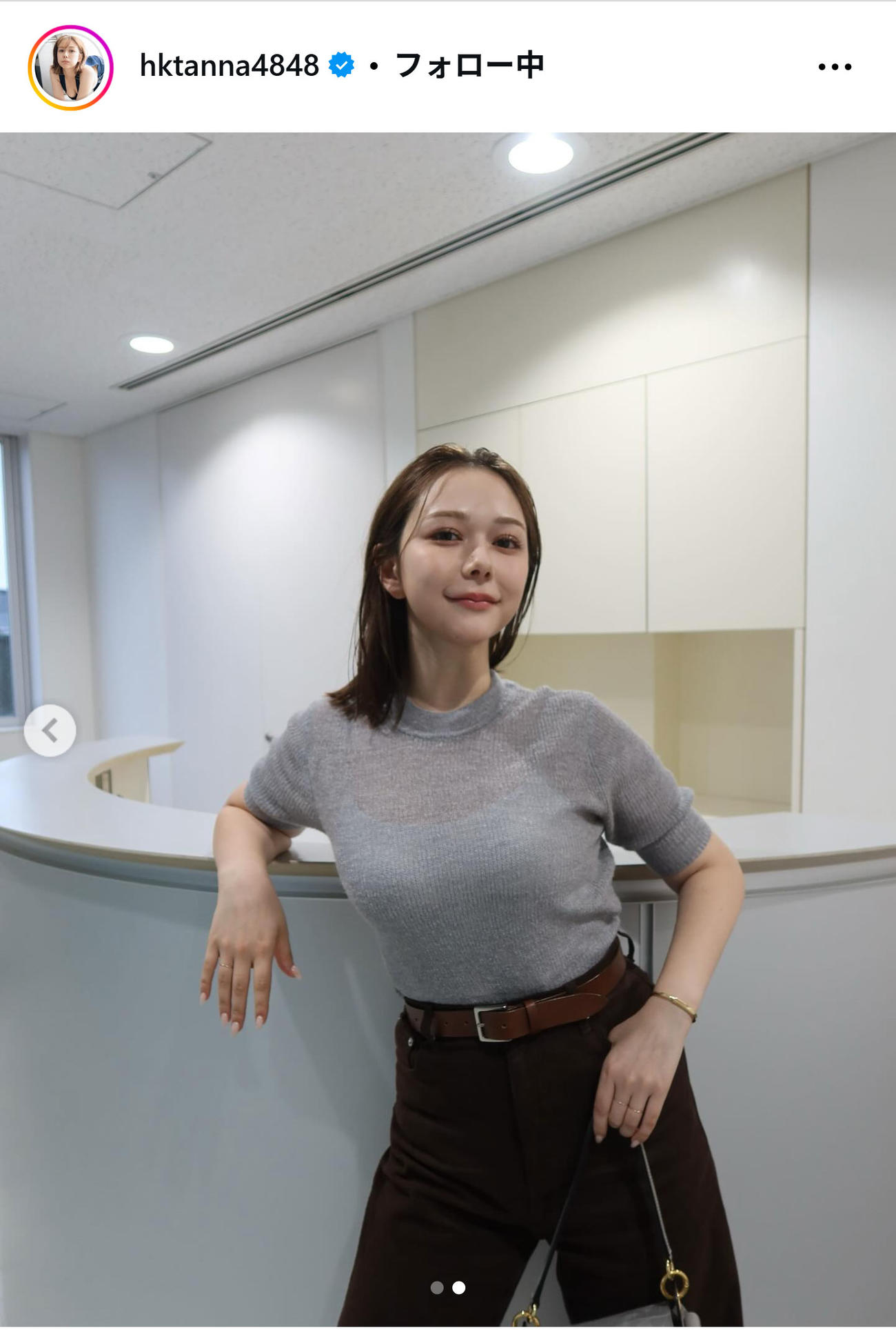 タイトな半袖ニットにパンツを合わせたコーデの村重杏奈(インスタグラムから)