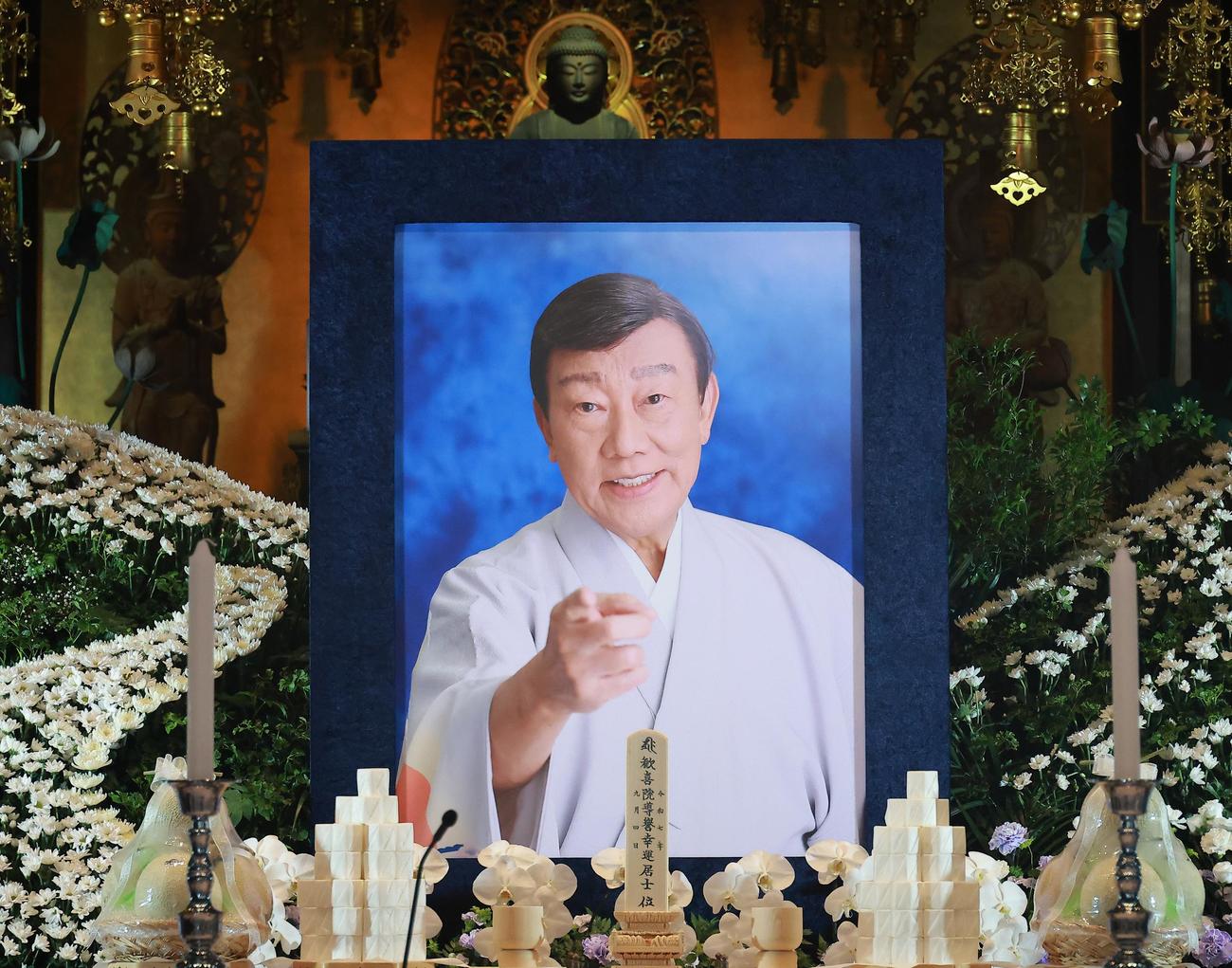 祭壇に飾られた橋幸夫さんの遺影（撮影・中島郁夫）