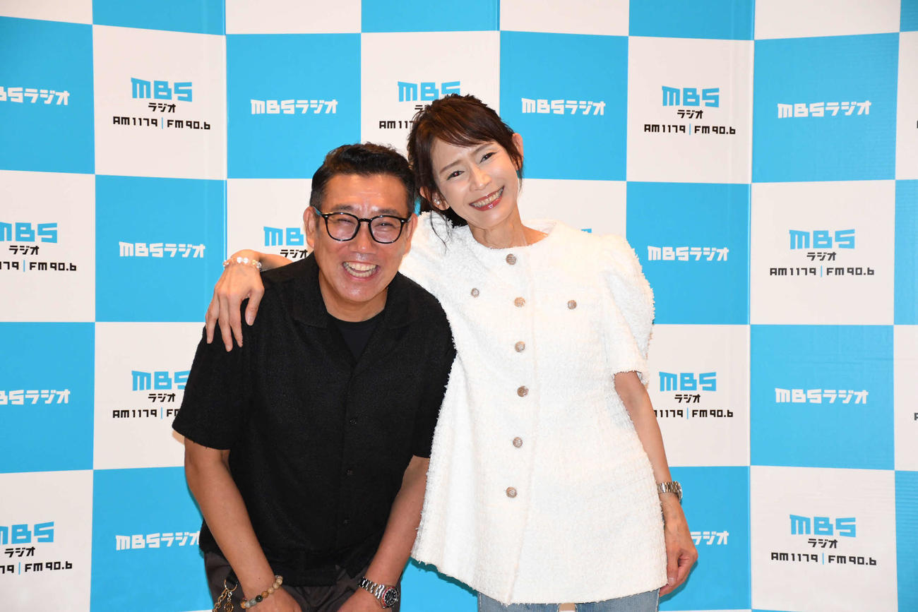 帯番組化を喜ぶメッセンジャーあいはら（左）とMBSの武川智美アナウンサー（撮影・阪口孝志）