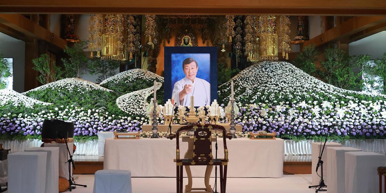 橋幸夫さんの祭壇（撮影・中島郁夫）