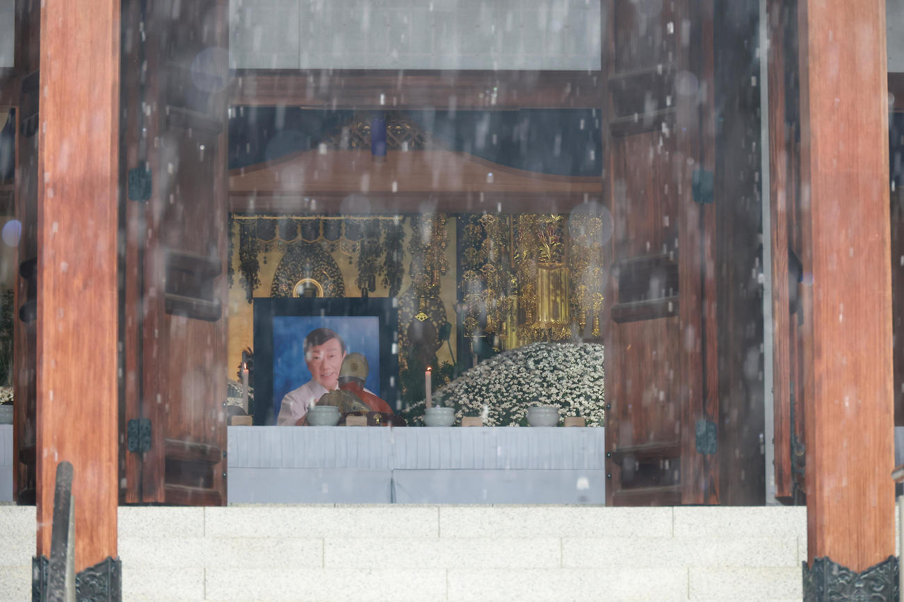 降りしきる雨の中営まれた橋幸夫さんの告別式（撮影・中島郁夫）
