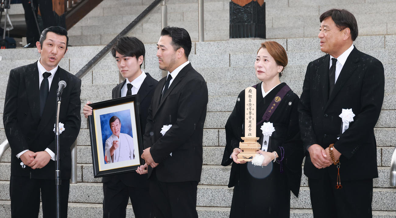 「いつでも夢を」を歌い橋幸夫さんを送り出す、左から二代目橋幸夫yH2の小牧勇太、徳岡純平、進公平、真由美夫人、夢グループ石田社長（撮影・中島郁夫）