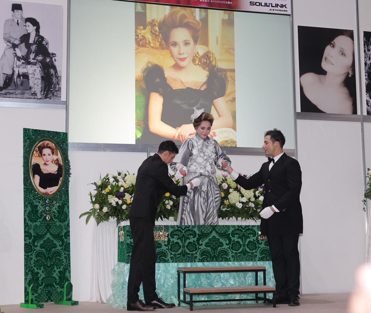エンディング産業展の生前葬イベントで、棺から登場するデヴィ夫人（撮影・野上伸悟）