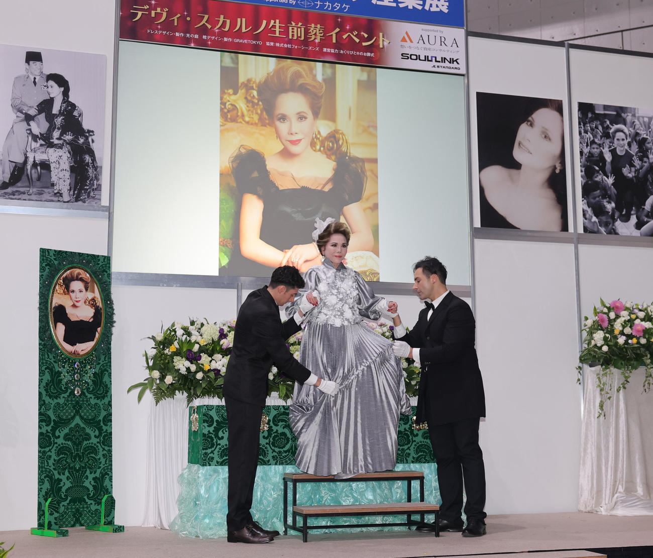 エンディング産業展の生前葬イベントで、棺から登場するデヴィ夫人（撮影・野上伸悟）