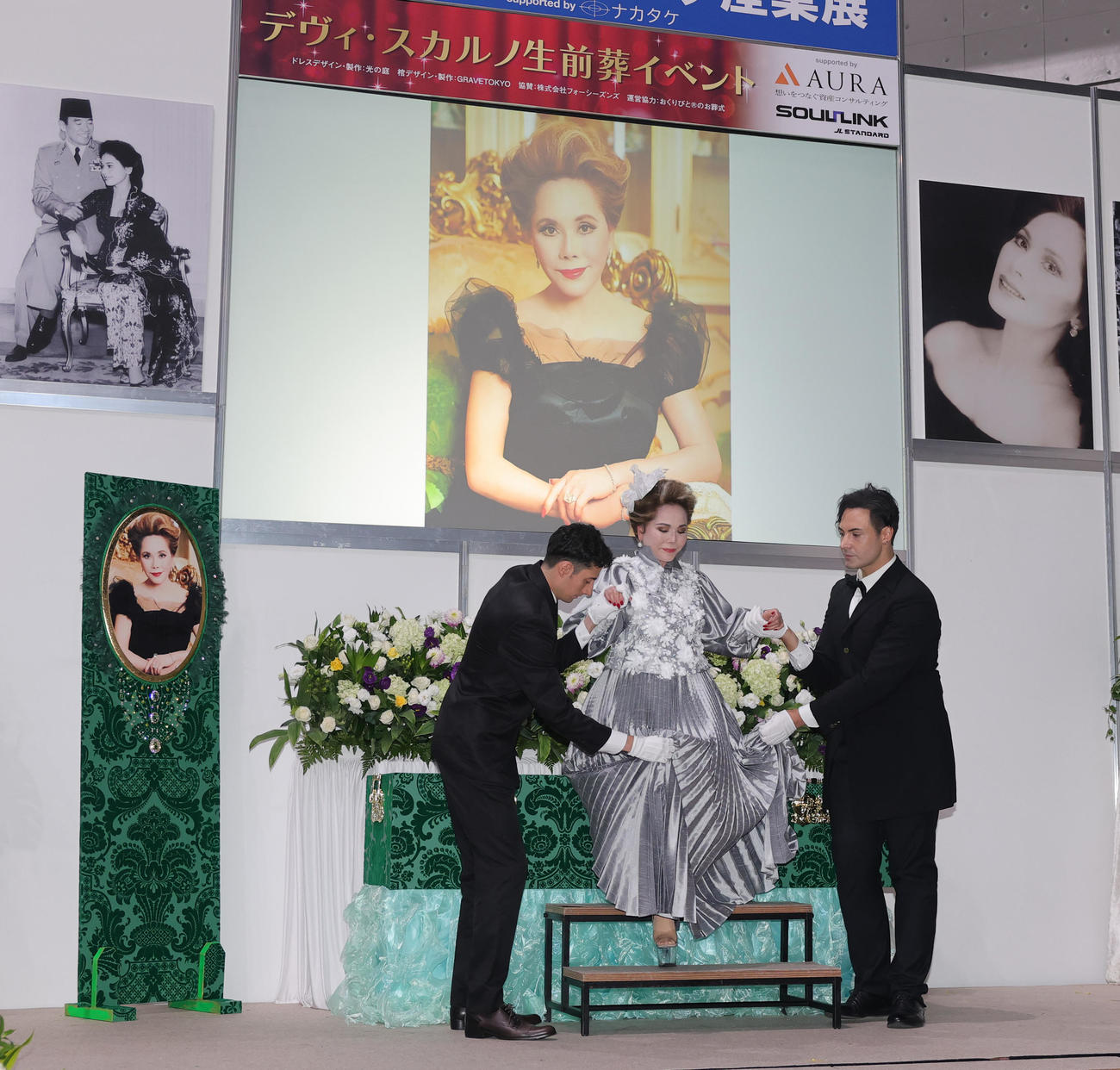 エンディング産業展の生前葬イベントで、棺から登場するデヴィ夫人（撮影・野上伸悟）