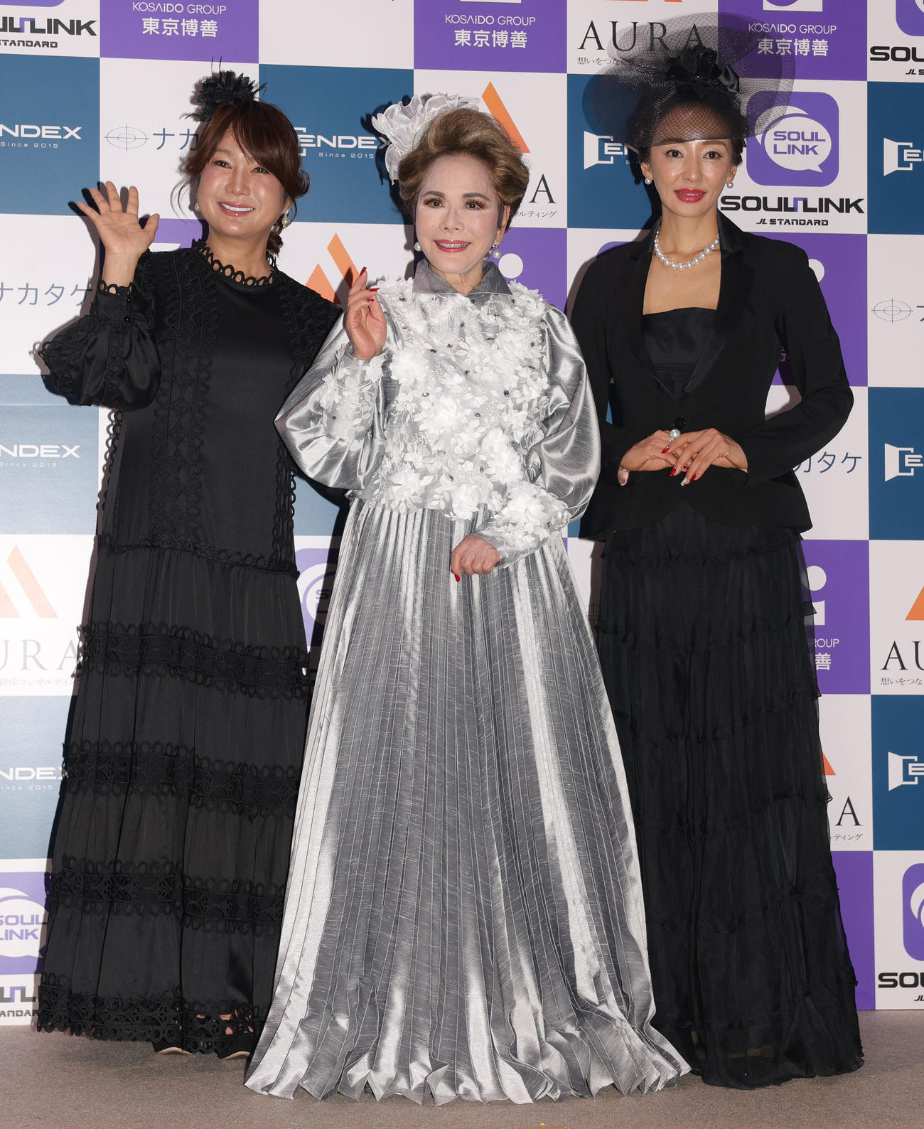 エンディング産業展の生前葬イベントでに登場した、左からはるな愛、デヴィ夫人、神田うの（撮影・野上伸悟）