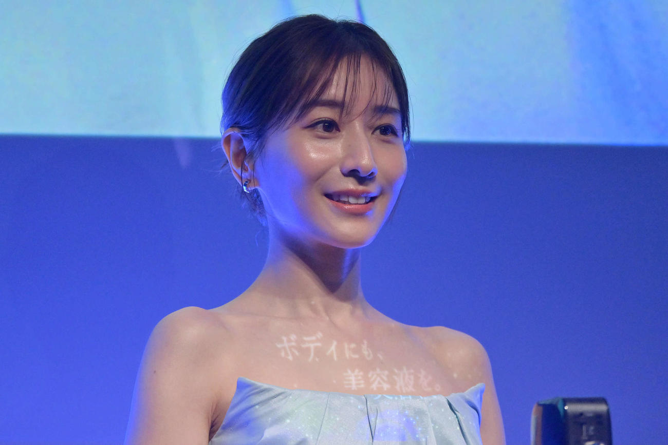 田中みな実のデコルテに映像が映し出される（撮影・滝沢徹郎）