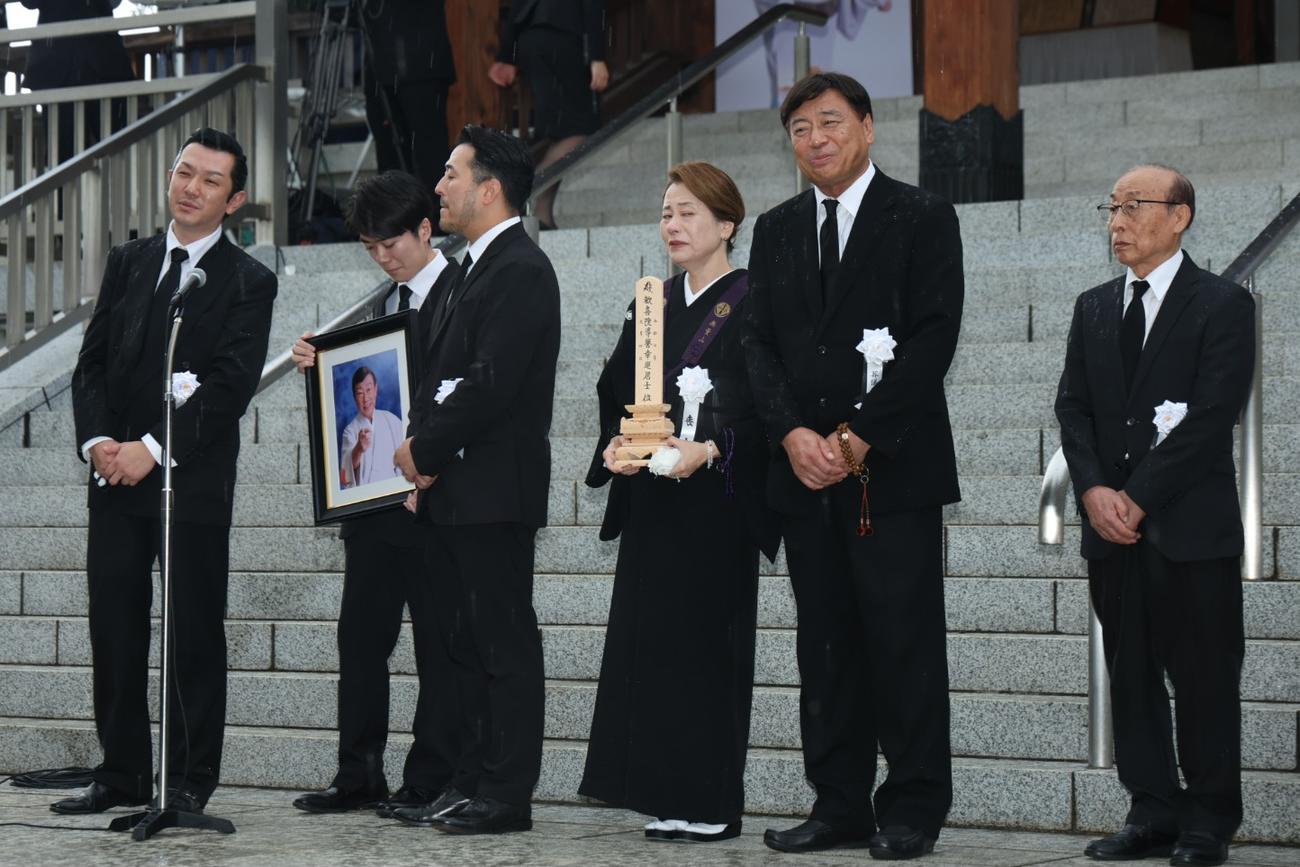 東京都・文京区　傳通院　「いつでも夢を」を歌い、橋幸夫さんを送り出す。左からにyH2の小牧勇太、徳岡純平、進公平、橋真由美夫人、夢グループ社長石田重廣、兄・健一さん（撮影・山本朝陽）