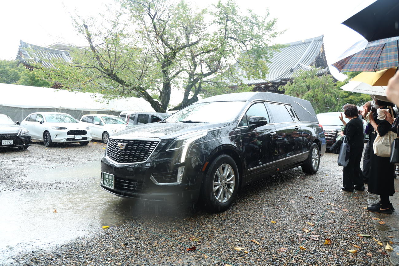 出棺する、橋幸夫さんを乗せた霊きゅう車（撮影・山本朝陽）
