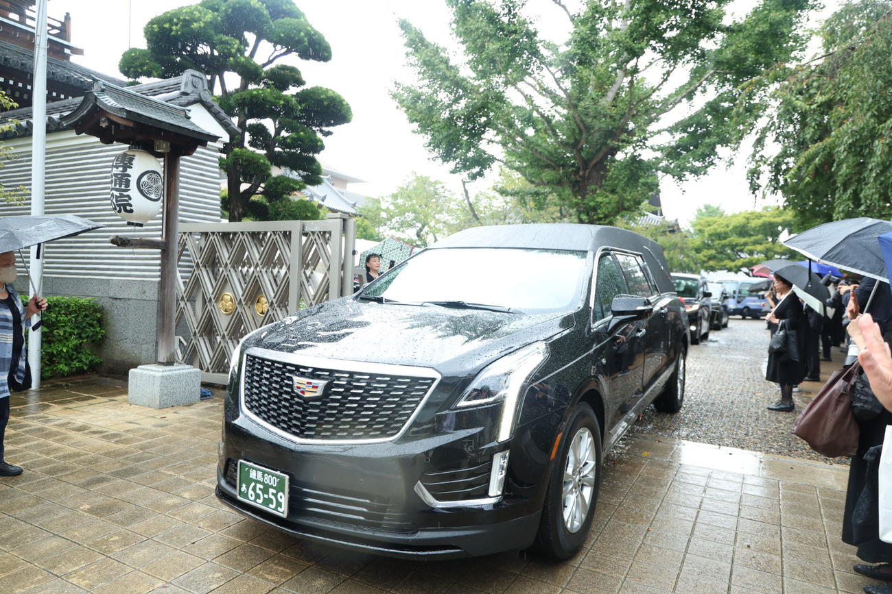 出棺する橋幸夫さんを乗せた霊きゅう車（撮影・山本朝陽）