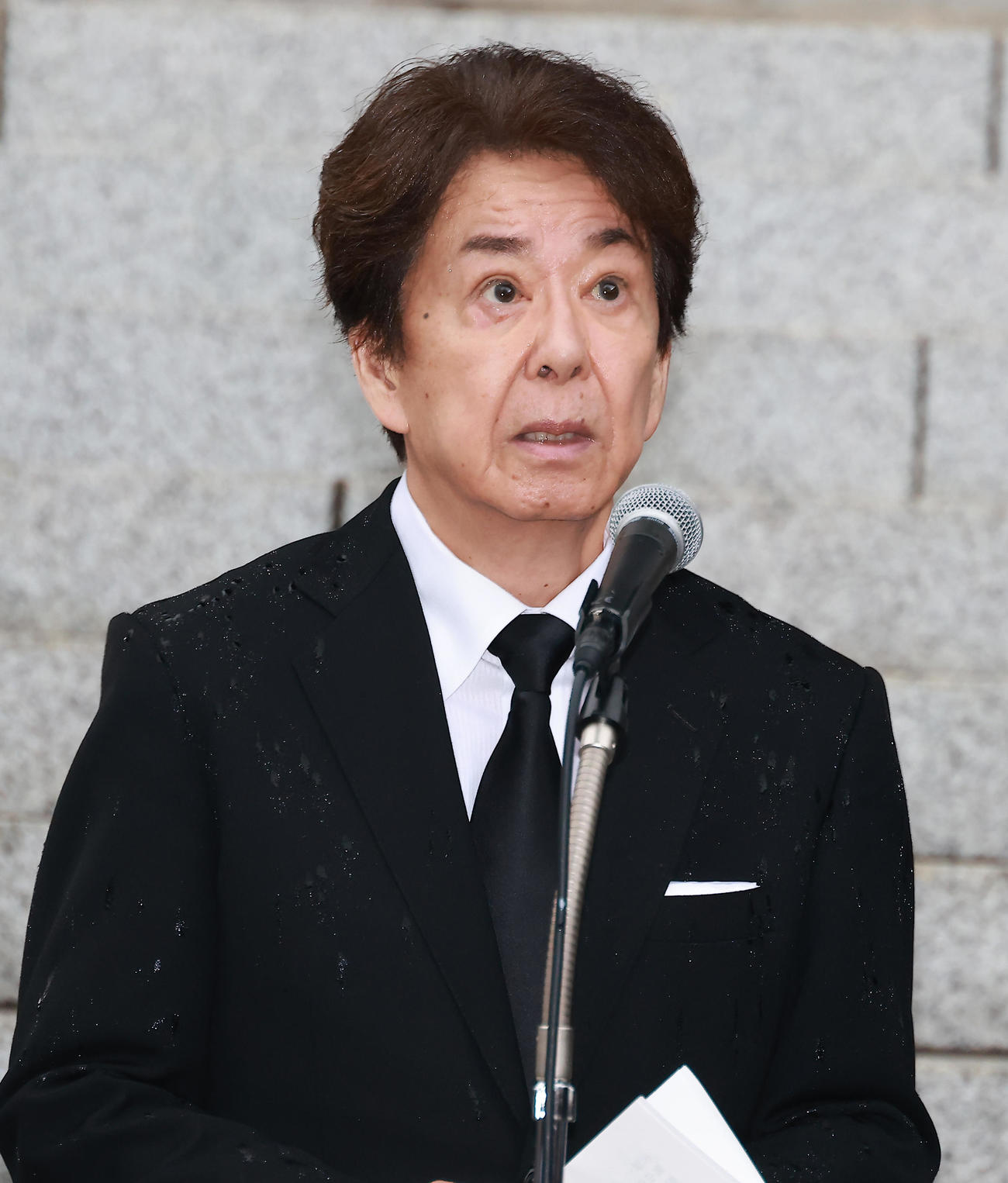 弔辞を述べる三田明（撮影・中島郁夫）