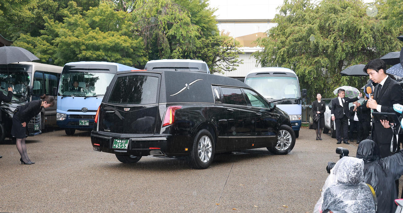 斎場へ向かう橋幸夫さんの棺を載せた霊きゅう車（撮影・中島郁夫）